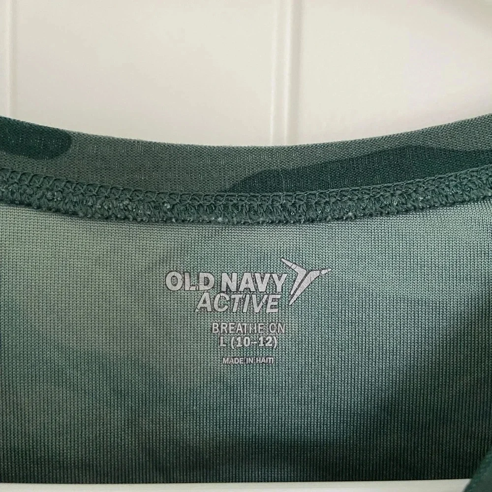 Old‎ Navy girl’s camouflage active cropped top — large